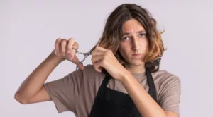O que significa o ato de cortar cabelo em sonhos?