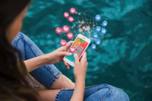 Como dominar a arte de flertar nas redes sociais sem pagar mico