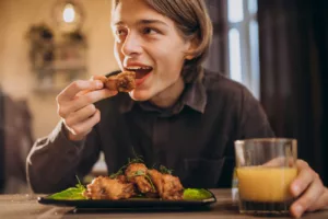 Menos carne, mais saúde mental: o impacto no cérebro que você precisa conhecer