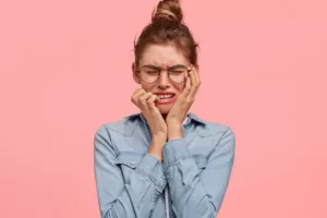 Sonhar com dente caindo significa morte? Entenda o que esse sonho realmente quer dizer