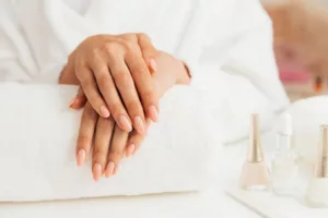 Esmalte vencido: por que evitar e como descartar de forma correta