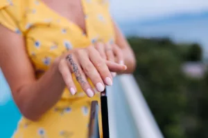 Esmaltes que duram na praia: dicas para unhas impecáveis no verão
