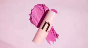 Soft Grape: Nina Makeup lança nova cor do icônico Stick Multifunções