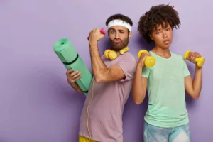 Por que o álcool pode atrapalhar o ganho de músculos? Especialistas explicam os impactos no corpo