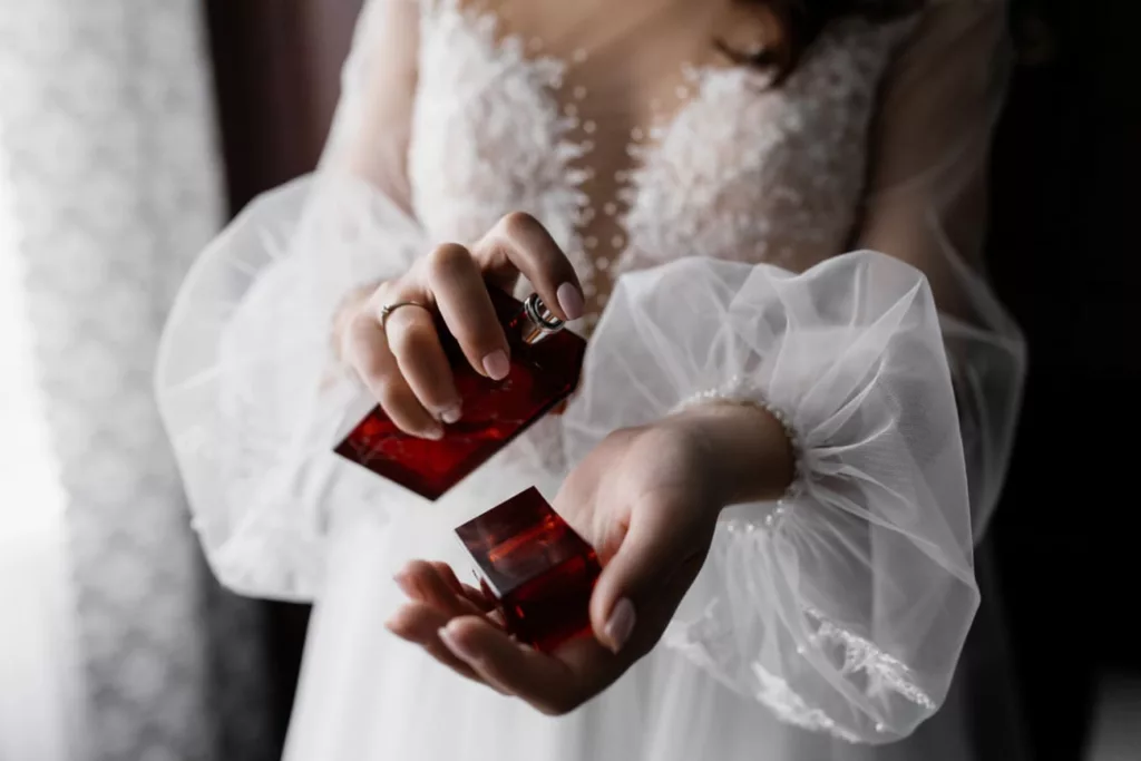 perfumes boti imp - Você está aplicando perfume da forma certa? Descubra hábitos que sabotam sua fragrância