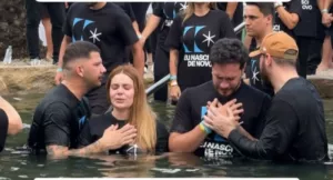 Eliezer e Viih Tube se batizam juntos em igreja evangélica: ‘Foi um renascimento’