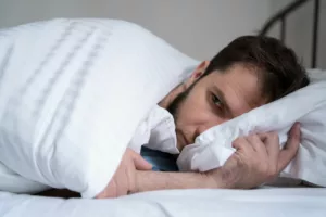 Você pode estar sabotando o próprio sono (e o problema vai muito além do celular)
