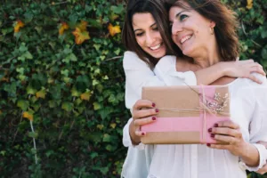O que dar de presente pra mãe que “não precisa de nada”? 10 ideias que ela vai adorar