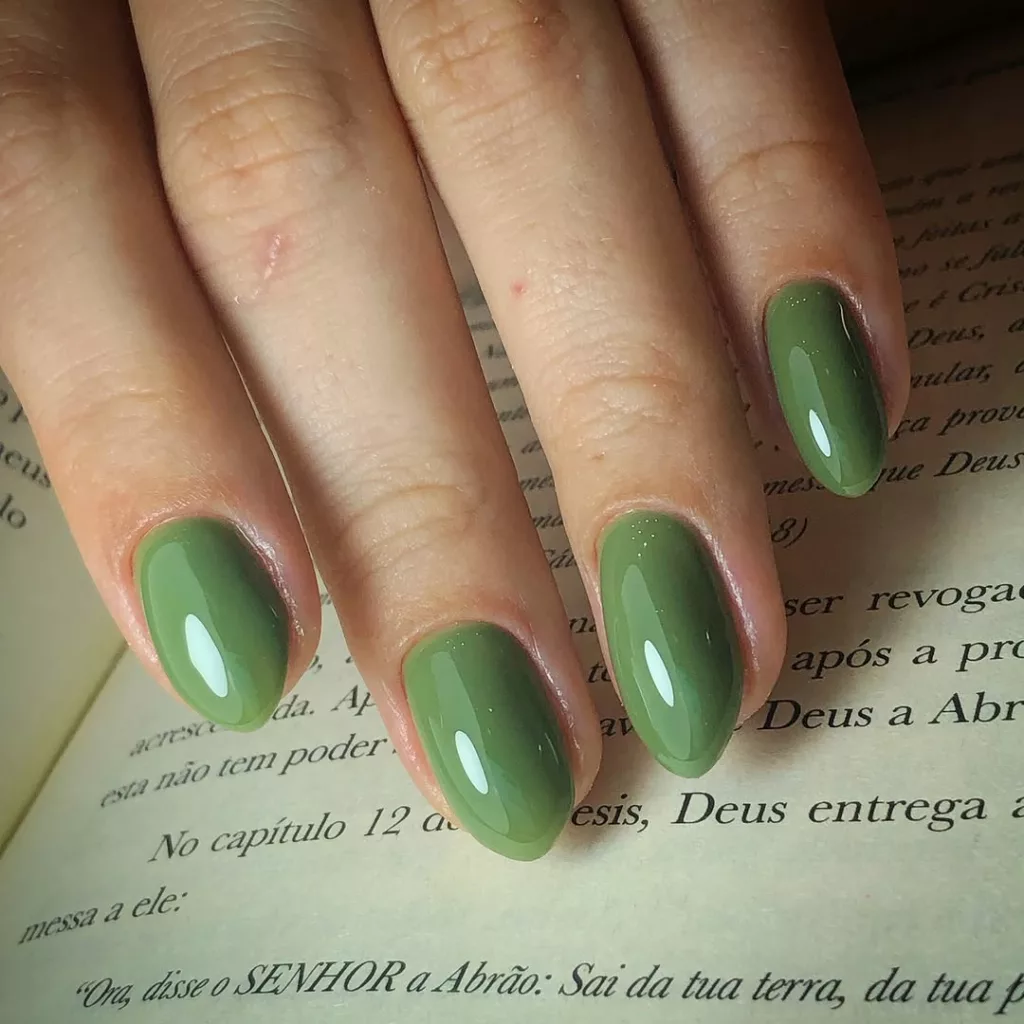 unhas tom verdeoliva - Cores de esmalte que vão bombar neste outono: conheça as tonalidades que serão tendência absoluta