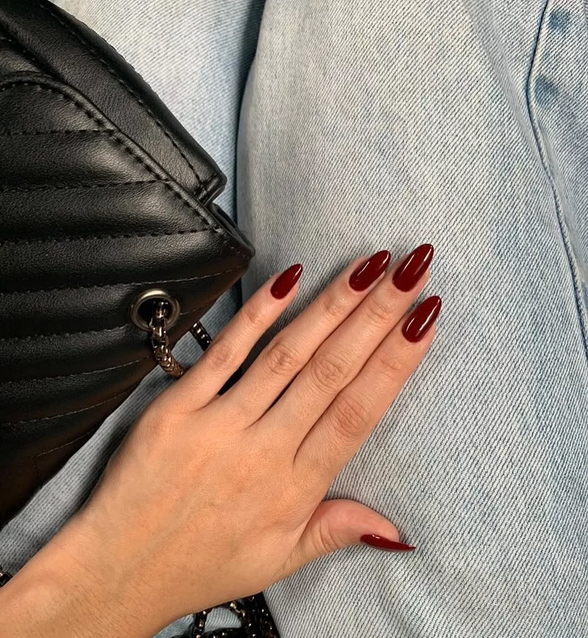 unhas tom vinho - Cores de esmalte que vão bombar neste outono: conheça as tonalidades que serão tendência absoluta