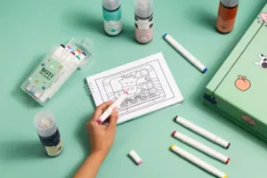 O Boticário aposta no autocuidado criativo e lança livro de colorir com body splashes icônicos