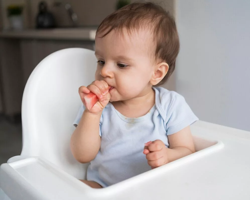 bebe dentinho 2 - Primeiros dentinhos do bebê: como aliviar o desconforto e tornar essa fase mais tranquila