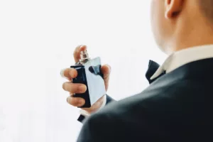 Eles marcam presença! 4 perfumes masculinos nacionais com alta fixação e projeção