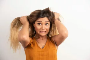 Coceira depois do mega hair? Entenda por que isso acontece e o que fazer sem danificar seu aplique