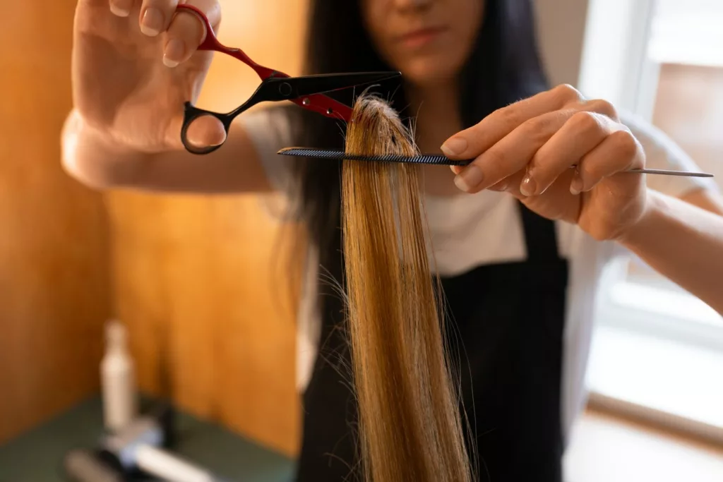 mega hair cocando 2 - Coceira depois do mega hair? Entenda por que isso acontece e o que fazer sem danificar seu aplique