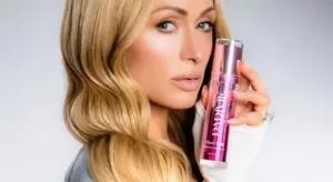 Paris Hilton lança Parívie: nova marca de cuidados com a pele que promete inovação e autoestima