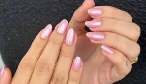 Esmalte cintilante: a tendência que voltou com tudo e promete unhas poderosas