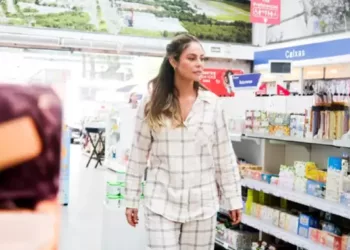 Paolla Oliveira acao Dove 768x401 1 - Entre na brincadeira: use pijama e ganhe um presente Dove para a pele neste inverno