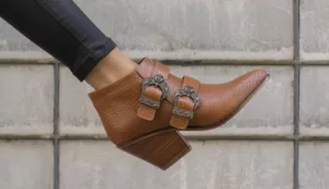 Look com bota de cano curto: como montar combinações estilosas e atuais
