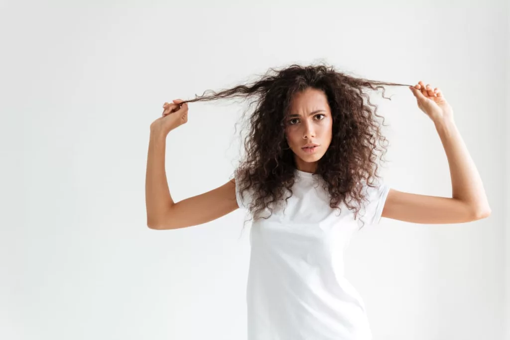 cabelo frizz 1 - O que é shampoo detox e por que ele virou queridinho no mundo da beleza?