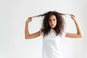 Frizz no frio? Truques que salvam o cabelo do arrepio no inverno