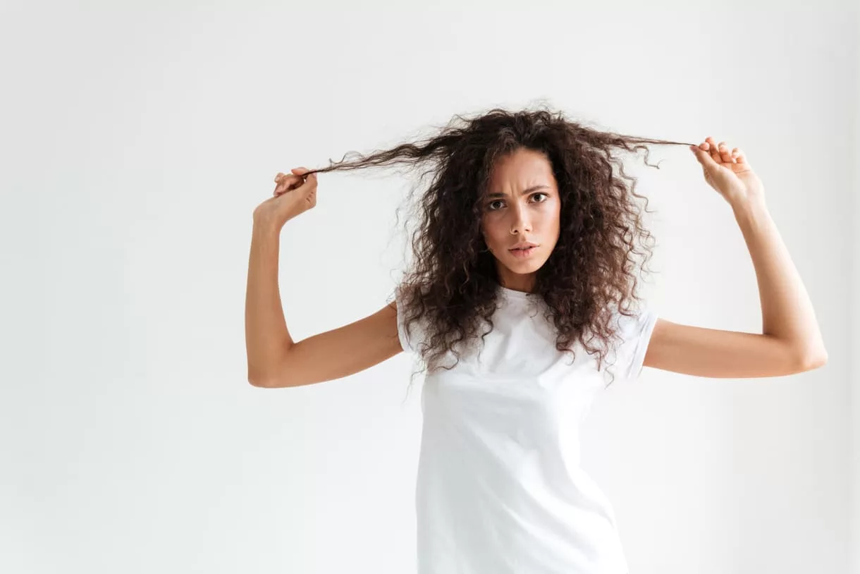 cabelo frizz 1 - Frizz no frio? Truques que salvam o cabelo do arrepio no inverno