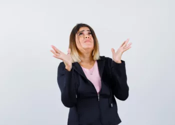 exausta 1 - Chegou o fim da semana... e você só quer sumir? Veja como cuidar da mente e recuperar sua energia emocional