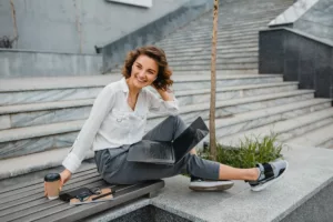 Looks de trabalho com tênis: como aliar conforto e estilo