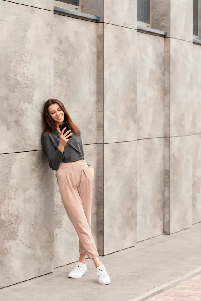 look tenis escritorio 3 - Looks de trabalho com tênis: como aliar conforto e estilo