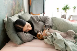 O que estudos dizem sobre quem deixa o pet dormir na cama