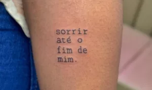 Tatuagens femininas pequenas com frases: 9 ideias delicadas e cheias de significado