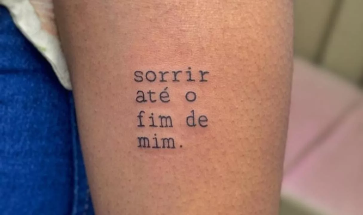 tatoo frase cp - Tatuagens femininas pequenas com frases: 9 ideias delicadas e cheias de significado