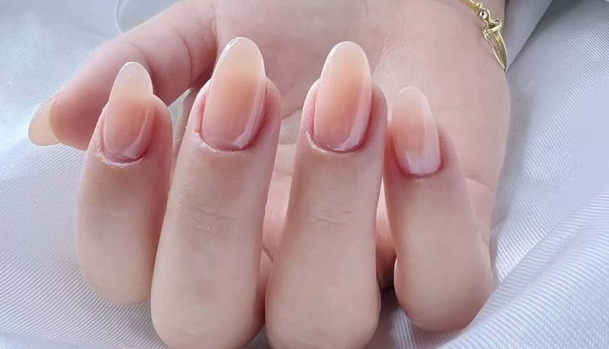 unhas clarinhas inverno 1 - Esmaltes clarinhos para o inverno: 4 tons elegantes para usar no fim de semana
