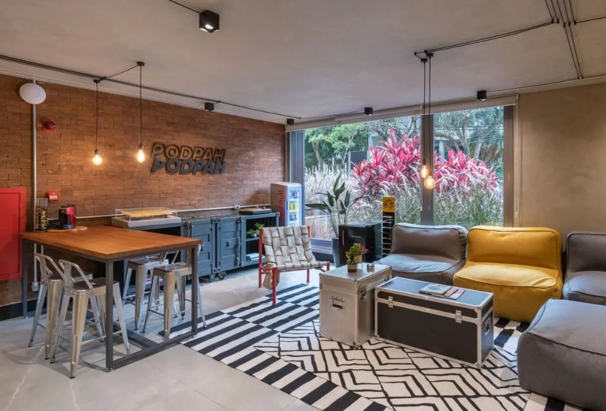 01061537 web PodPah.jpg - Por dentro da nova sede do PodPah: arquitetura ousada, vibe urbana e cenários que brilham dentro e fora das câmeras