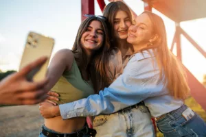 Amizade que conecta até o cérebro: estudo revela como seus gostos se alinham aos das amigas