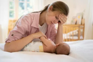 Seu bebê parou de dormir bem depois que aprendeu a engatinhar? Existe uma explicação (e ela não tem nada a ver com você)