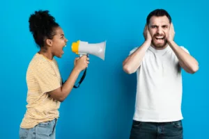 Você fala alto demais? Psicólogos revelam o que esse hábito diz sobre seu emocional