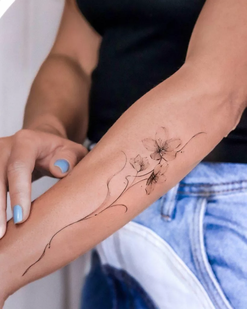 flores - Tatuagens delicadas femininas: 6 ideias que vão te inspirar a marcar a pele