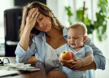 mae preocupada 1 - Será que estou fazendo certo? O medo de errar na maternidade e como superá-lo com leveza