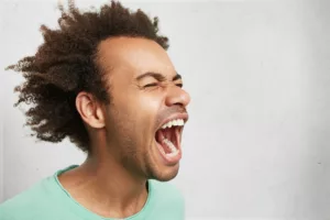 Raiva não é vilã: psicólogo alerta para os riscos de ignorar essa emoção