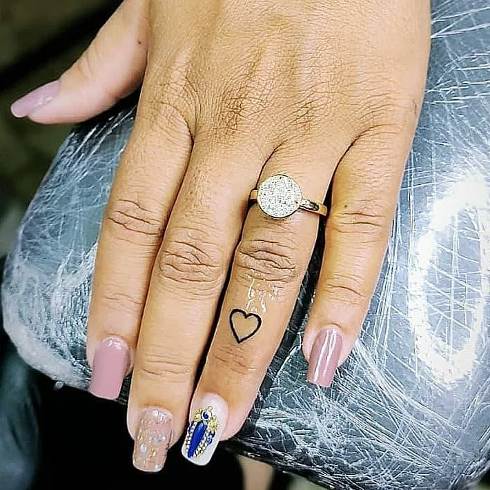 tatto dedo - Tatuagens delicadas femininas: 6 ideias que vão te inspirar a marcar a pele