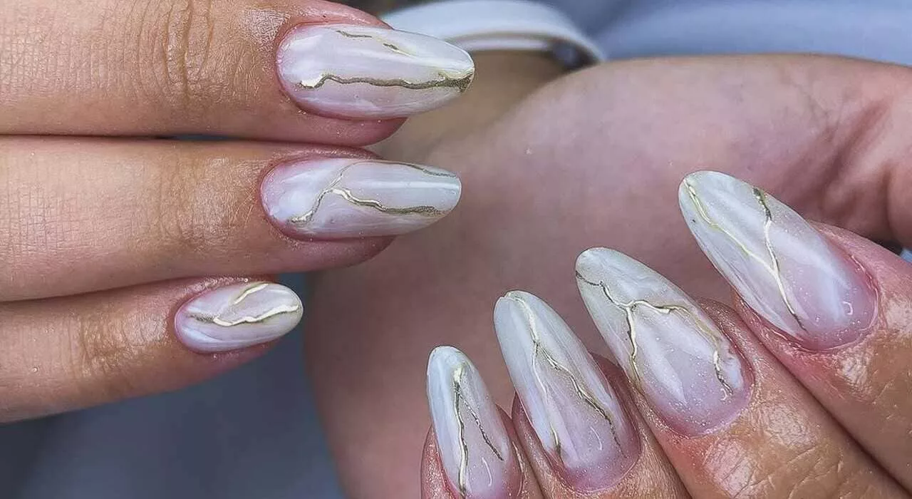 unha efeito marmore 1 - Unhas decoradas com efeito mármore: a tendência que está bombando no TikTok