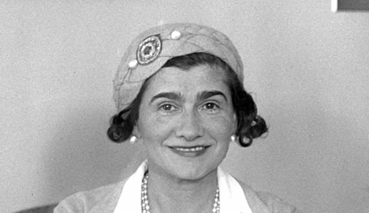 Coco Chanel in Los Angeles 1931 cropped - Coco Chanel: a visionária que reinventou a moda feminina