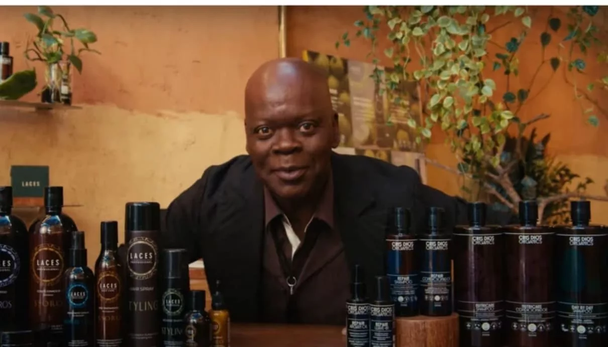 Sebastian Grupo Laces 768x439 1 - Símbolo da moda nos anos 2000 estrela filme sobre cuidado com os cabelos