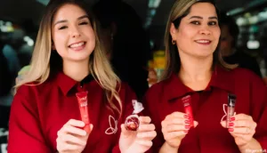 Vult aposta em gloss com aroma nostálgico e viraliza com ação da “Cereja do Amor”