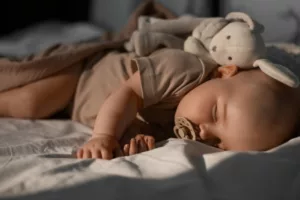 O erro na troca de fralda noturna que está roubando o sono do seu bebê (e o seu também)