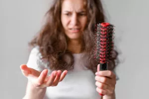 Queda de cabelo: o que pode ser? Entenda os sinais e como cuidar dos fios antes que seja tarde