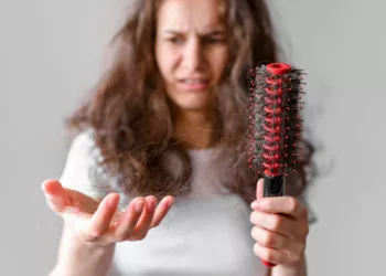 cabelo caindo 1 - Queda de cabelo: o que pode ser? Entenda os sinais e como cuidar dos fios antes que seja tarde