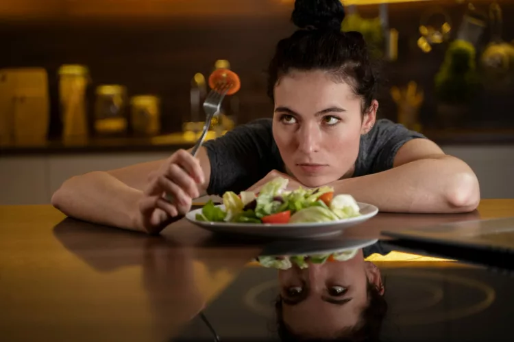 comendo salada triste 1 - Dieta de restrição causa tristeza? Descubra como o que você come pode afetar sua saúde emocional