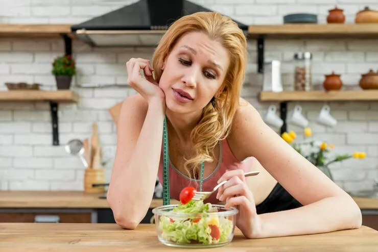 comendo salada triste 2 - Dieta de restrição causa tristeza? Descubra como o que você come pode afetar sua saúde emocional